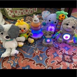 Linkimals, vtech bee, peekaboo pup